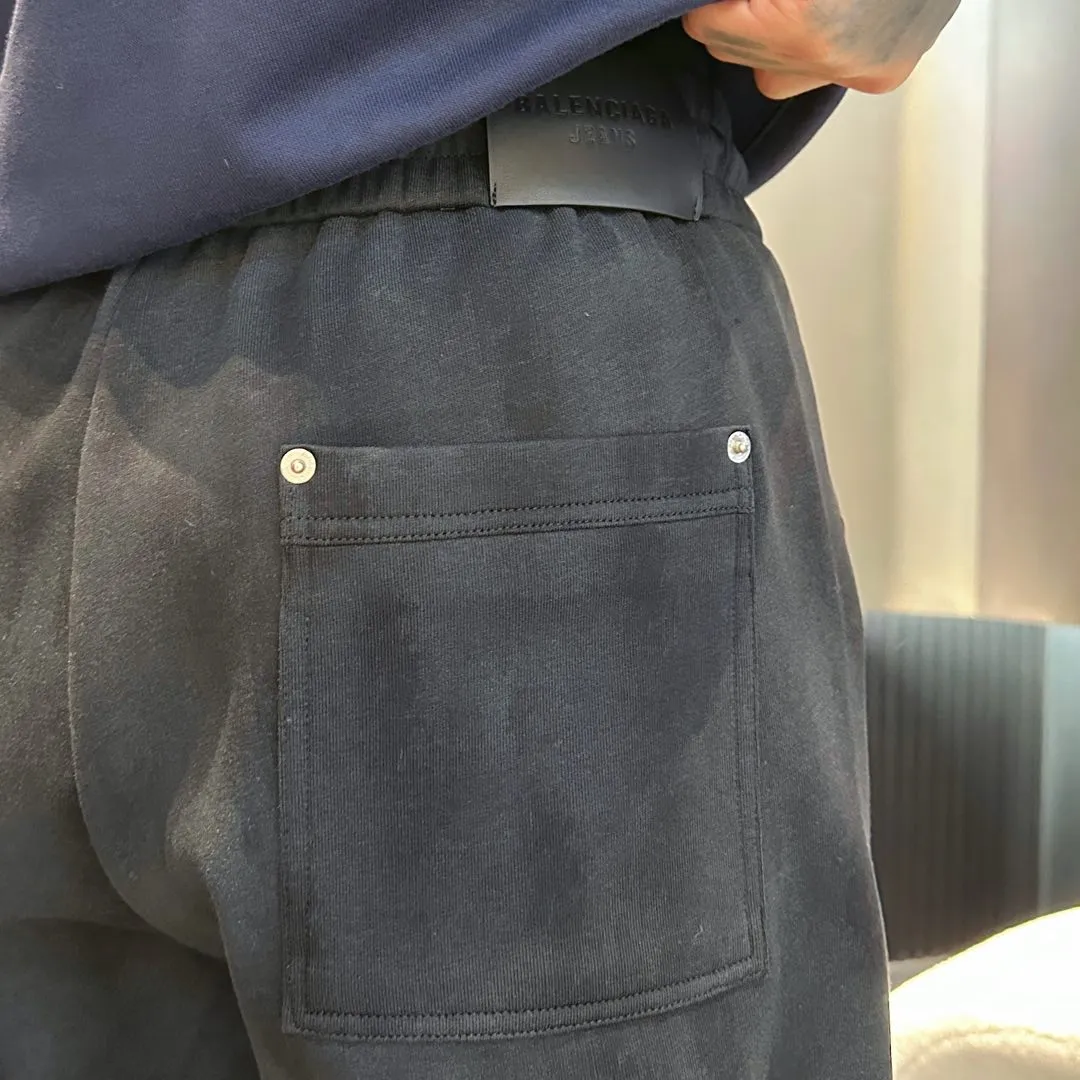 Balenciaga 🆕2026 Autumn and Winter New Arrival Casual Pants! The official website will be released simultaneously. Brand Classic LOGO casual pants, customized fabrics, excellent comfort and strong touch. Highly recognisable, perfect appearance and craftsmanship. Size:M-3XL